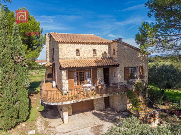 À vendre , Maison traditionnelle de  184 m² avec grand terrain arboré . Campagne de Carpentras