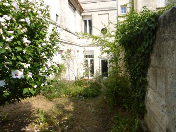 ANGOULEME PLATEAU Très bel emplacement pour cet immeuble de rapport de 4 logements tous loués.