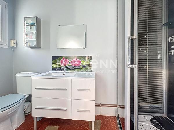 Maison à vendre de plain pied Montvalent - 3 chambres - Garage - Ateliers - Arboré - Jardin 2 000m2 - Maison d'hôte possible