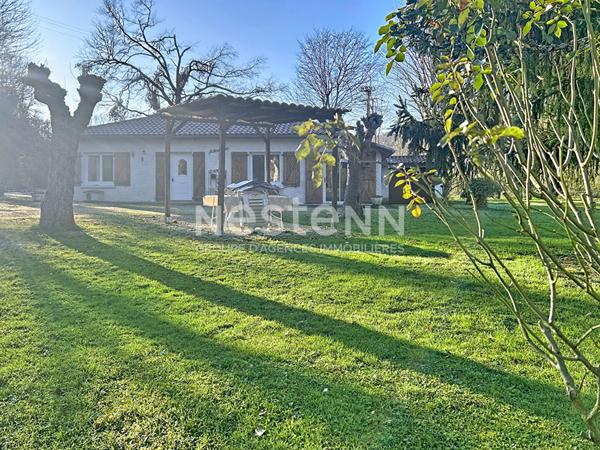 Maison à vendre de plain pied Montvalent - 3 chambres - Garage - Ateliers - Arboré - Jardin 2 000m2 - Maison d'hôte possible