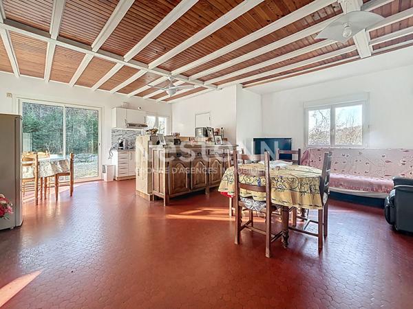 Maison à vendre de plain pied Montvalent - 3 chambres - Garage - Ateliers - Arboré - Jardin 2 000m2 - Maison d'hôte possible