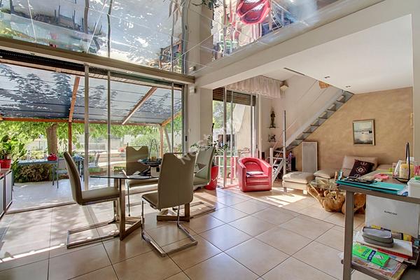 Maison de plain-pied 101 m² avec piscine, garage et terrain de 523 m² à Vitrolles
