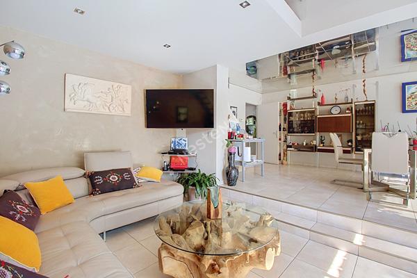 Maison de plain-pied 101 m² avec piscine, garage et terrain de 523 m² à Vitrolles