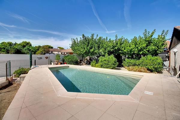 Maison de plain-pied 101 m² avec piscine, garage et terrain de 523 m² à Vitrolles
