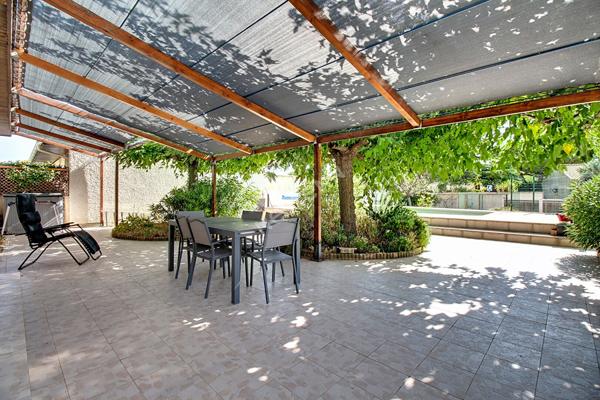 Maison de plain-pied 101 m² avec piscine, garage et terrain de 523 m² à Vitrolles