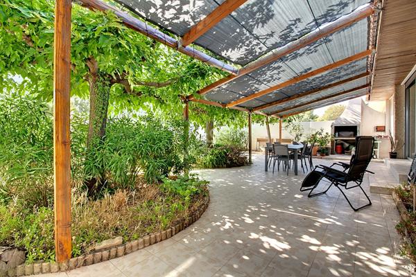 Maison de plain-pied 101 m² avec piscine, garage et terrain de 523 m² à Vitrolles