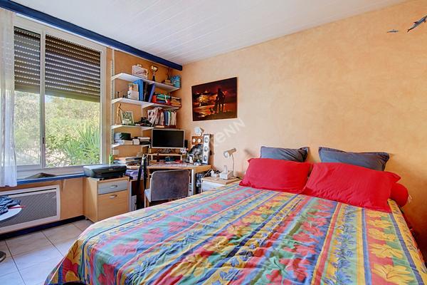 Maison de plain-pied 101 m² avec piscine, garage et terrain de 523 m² à Vitrolles
