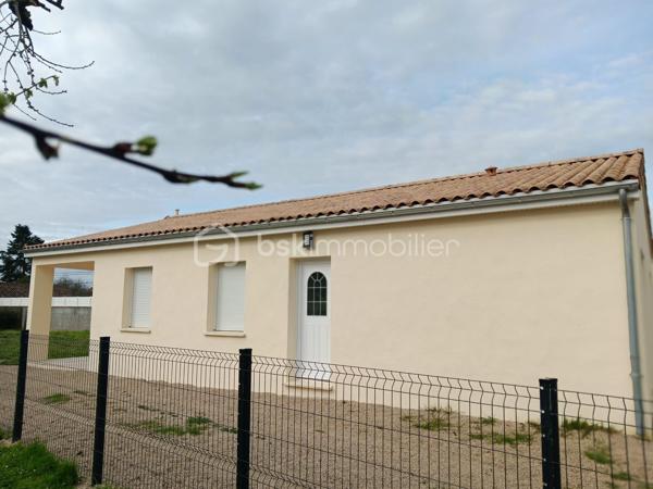 🏡 Maison neuve 2025 – 101 m²
Hameau calme – À 5 min de Civray et Savigné
Dans un environnement paisible, cette maison neuve de 2025, encore jamais habitée, offre un cadre de vie moderne, lumineux et très confortable.
Édifiée sur une parcelle de 675 m², elle bénéficie d’un agencement optimisé et de prestations récentes.

➡️ Intérieur
• Séjour / cuisine ouverte aménagée et équipée neuve  : 41,50 m²  
• Cellier / buanderie : 7,20 m²  
• 3 chambres : 9,60 m² – 10,60 m² – 9,70 m²
• Salle de bain : 7,85 m²  → Double vasque + douche à l’italienne
• WC séparé

➡️ Prestations
• Volets roulants électriques  
• Huisseries double vitrage neuves
• Conduit existant pour poêle à granulés

➡️ Extérieur
• Terrasse et jardin exposés plein sud  
• Stationnement sur la parcelle (plusieurs véhicules)
• Possibilité d’installer un carport