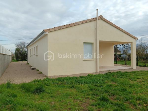 🏡 Maison neuve 2025 – 101 m²
Hameau calme – À 5 min de Civray et Savigné
Dans un environnement paisible, cette maison neuve de 2025, encore jamais habitée, offre un cadre de vie moderne, lumineux et très confortable.
Édifiée sur une parcelle de 675 m², elle bénéficie d’un agencement optimisé et de prestations récentes.

➡️ Intérieur
• Séjour / cuisine ouverte aménagée et équipée neuve  : 41,50 m²  
• Cellier / buanderie : 7,20 m²  
• 3 chambres : 9,60 m² – 10,60 m² – 9,70 m²
• Salle de bain : 7,85 m²  → Double vasque + douche à l’italienne
• WC séparé

➡️ Prestations
• Volets roulants électriques  
• Huisseries double vitrage neuves
• Conduit existant pour poêle à granulés

➡️ Extérieur
• Terrasse et jardin exposés plein sud  
• Stationnement sur la parcelle (plusieurs véhicules)
• Possibilité d’installer un carport
