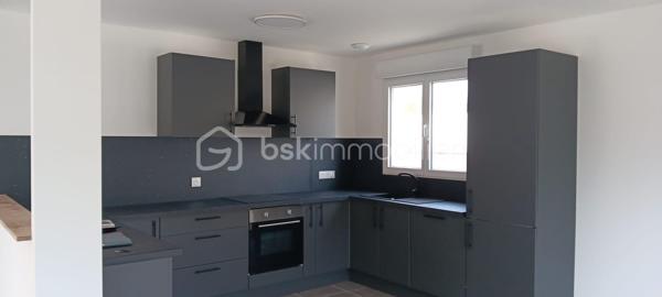 🏡 Maison neuve 2025 – 101 m²
Hameau calme – À 5 min de Civray et Savigné
Dans un environnement paisible, cette maison neuve de 2025, encore jamais habitée, offre un cadre de vie moderne, lumineux et très confortable.
Édifiée sur une parcelle de 675 m², elle bénéficie d’un agencement optimisé et de prestations récentes.

➡️ Intérieur
• Séjour / cuisine ouverte aménagée et équipée neuve  : 41,50 m²  
• Cellier / buanderie : 7,20 m²  
• 3 chambres : 9,60 m² – 10,60 m² – 9,70 m²
• Salle de bain : 7,85 m²  → Double vasque + douche à l’italienne
• WC séparé

➡️ Prestations
• Volets roulants électriques  
• Huisseries double vitrage neuves
• Conduit existant pour poêle à granulés

➡️ Extérieur
• Terrasse et jardin exposés plein sud  
• Stationnement sur la parcelle (plusieurs véhicules)
• Possibilité d’installer un carport