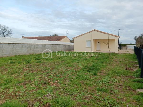 🏡 Maison neuve 2025 – 101 m²
Hameau calme – À 5 min de Civray et Savigné
Dans un environnement paisible, cette maison neuve de 2025, encore jamais habitée, offre un cadre de vie moderne, lumineux et très confortable.
Édifiée sur une parcelle de 675 m², elle bénéficie d’un agencement optimisé et de prestations récentes.

➡️ Intérieur
• Séjour / cuisine ouverte aménagée et équipée neuve  : 41,50 m²  
• Cellier / buanderie : 7,20 m²  
• 3 chambres : 9,60 m² – 10,60 m² – 9,70 m²
• Salle de bain : 7,85 m²  → Double vasque + douche à l’italienne
• WC séparé

➡️ Prestations
• Volets roulants électriques  
• Huisseries double vitrage neuves
• Conduit existant pour poêle à granulés

➡️ Extérieur
• Terrasse et jardin exposés plein sud  
• Stationnement sur la parcelle (plusieurs véhicules)
• Possibilité d’installer un carport