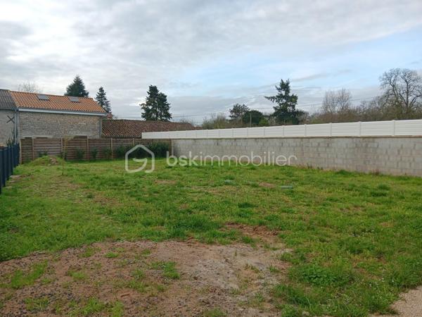🏡 Maison neuve 2025 – 101 m²
Hameau calme – À 5 min de Civray et Savigné
Dans un environnement paisible, cette maison neuve de 2025, encore jamais habitée, offre un cadre de vie moderne, lumineux et très confortable.
Édifiée sur une parcelle de 675 m², elle bénéficie d’un agencement optimisé et de prestations récentes.

➡️ Intérieur
• Séjour / cuisine ouverte aménagée et équipée neuve  : 41,50 m²  
• Cellier / buanderie : 7,20 m²  
• 3 chambres : 9,60 m² – 10,60 m² – 9,70 m²
• Salle de bain : 7,85 m²  → Double vasque + douche à l’italienne
• WC séparé

➡️ Prestations
• Volets roulants électriques  
• Huisseries double vitrage neuves
• Conduit existant pour poêle à granulés

➡️ Extérieur
• Terrasse et jardin exposés plein sud  
• Stationnement sur la parcelle (plusieurs véhicules)
• Possibilité d’installer un carport