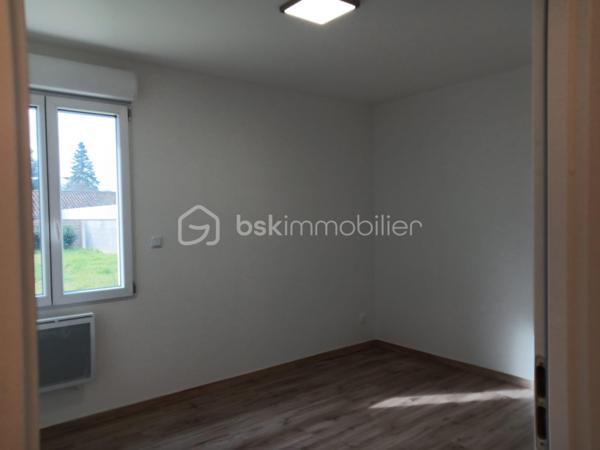🏡 Maison neuve 2025 – 101 m²
Hameau calme – À 5 min de Civray et Savigné
Dans un environnement paisible, cette maison neuve de 2025, encore jamais habitée, offre un cadre de vie moderne, lumineux et très confortable.
Édifiée sur une parcelle de 675 m², elle bénéficie d’un agencement optimisé et de prestations récentes.

➡️ Intérieur
• Séjour / cuisine ouverte aménagée et équipée neuve  : 41,50 m²  
• Cellier / buanderie : 7,20 m²  
• 3 chambres : 9,60 m² – 10,60 m² – 9,70 m²
• Salle de bain : 7,85 m²  → Double vasque + douche à l’italienne
• WC séparé

➡️ Prestations
• Volets roulants électriques  
• Huisseries double vitrage neuves
• Conduit existant pour poêle à granulés

➡️ Extérieur
• Terrasse et jardin exposés plein sud  
• Stationnement sur la parcelle (plusieurs véhicules)
• Possibilité d’installer un carport