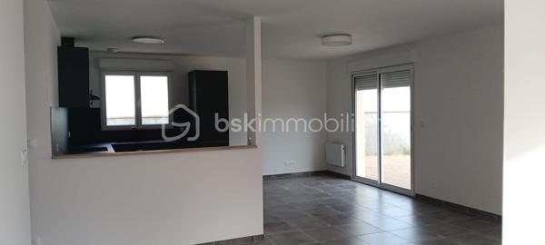 🏡 Maison neuve 2025 – 101 m²
Hameau calme – À 5 min de Civray et Savigné
Dans un environnement paisible, cette maison neuve de 2025, encore jamais habitée, offre un cadre de vie moderne, lumineux et très confortable.
Édifiée sur une parcelle de 675 m², elle bénéficie d’un agencement optimisé et de prestations récentes.

➡️ Intérieur
• Séjour / cuisine ouverte aménagée et équipée neuve  : 41,50 m²  
• Cellier / buanderie : 7,20 m²  
• 3 chambres : 9,60 m² – 10,60 m² – 9,70 m²
• Salle de bain : 7,85 m²  → Double vasque + douche à l’italienne
• WC séparé

➡️ Prestations
• Volets roulants électriques  
• Huisseries double vitrage neuves
• Conduit existant pour poêle à granulés

➡️ Extérieur
• Terrasse et jardin exposés plein sud  
• Stationnement sur la parcelle (plusieurs véhicules)
• Possibilité d’installer un carport