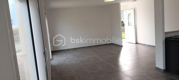 🏡 Maison neuve 2025 – 101 m²
Hameau calme – À 5 min de Civray et Savigné
Dans un environnement paisible, cette maison neuve de 2025, encore jamais habitée, offre un cadre de vie moderne, lumineux et très confortable.
Édifiée sur une parcelle de 675 m², elle bénéficie d’un agencement optimisé et de prestations récentes.

➡️ Intérieur
• Séjour / cuisine ouverte aménagée et équipée neuve  : 41,50 m²  
• Cellier / buanderie : 7,20 m²  
• 3 chambres : 9,60 m² – 10,60 m² – 9,70 m²
• Salle de bain : 7,85 m²  → Double vasque + douche à l’italienne
• WC séparé

➡️ Prestations
• Volets roulants électriques  
• Huisseries double vitrage neuves
• Conduit existant pour poêle à granulés

➡️ Extérieur
• Terrasse et jardin exposés plein sud  
• Stationnement sur la parcelle (plusieurs véhicules)
• Possibilité d’installer un carport