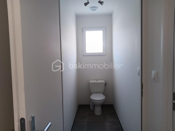 🏡 Maison neuve 2025 – 101 m²
Hameau calme – À 5 min de Civray et Savigné
Dans un environnement paisible, cette maison neuve de 2025, encore jamais habitée, offre un cadre de vie moderne, lumineux et très confortable.
Édifiée sur une parcelle de 675 m², elle bénéficie d’un agencement optimisé et de prestations récentes.

➡️ Intérieur
• Séjour / cuisine ouverte aménagée et équipée neuve  : 41,50 m²  
• Cellier / buanderie : 7,20 m²  
• 3 chambres : 9,60 m² – 10,60 m² – 9,70 m²
• Salle de bain : 7,85 m²  → Double vasque + douche à l’italienne
• WC séparé

➡️ Prestations
• Volets roulants électriques  
• Huisseries double vitrage neuves
• Conduit existant pour poêle à granulés

➡️ Extérieur
• Terrasse et jardin exposés plein sud  
• Stationnement sur la parcelle (plusieurs véhicules)
• Possibilité d’installer un carport