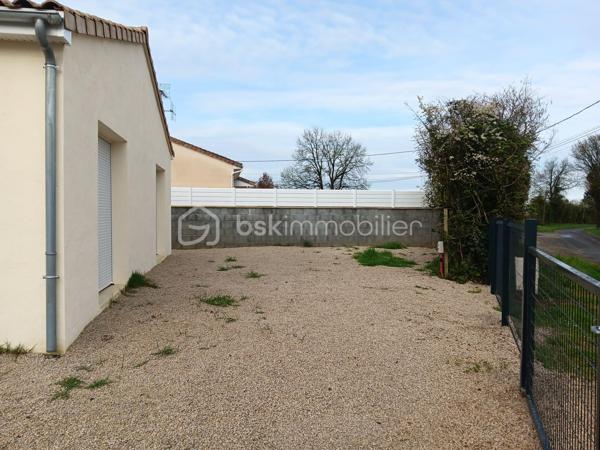 🏡 Maison neuve 2025 – 101 m²
Hameau calme – À 5 min de Civray et Savigné
Dans un environnement paisible, cette maison neuve de 2025, encore jamais habitée, offre un cadre de vie moderne, lumineux et très confortable.
Édifiée sur une parcelle de 675 m², elle bénéficie d’un agencement optimisé et de prestations récentes.

➡️ Intérieur
• Séjour / cuisine ouverte aménagée et équipée neuve  : 41,50 m²  
• Cellier / buanderie : 7,20 m²  
• 3 chambres : 9,60 m² – 10,60 m² – 9,70 m²
• Salle de bain : 7,85 m²  → Double vasque + douche à l’italienne
• WC séparé

➡️ Prestations
• Volets roulants électriques  
• Huisseries double vitrage neuves
• Conduit existant pour poêle à granulés

➡️ Extérieur
• Terrasse et jardin exposés plein sud  
• Stationnement sur la parcelle (plusieurs véhicules)
• Possibilité d’installer un carport