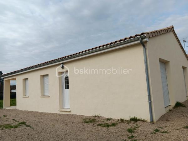 🏡 Maison neuve 2025 – 101 m²
Hameau calme – À 5 min de Civray et Savigné
Dans un environnement paisible, cette maison neuve de 2025, encore jamais habitée, offre un cadre de vie moderne, lumineux et très confortable.
Édifiée sur une parcelle de 675 m², elle bénéficie d’un agencement optimisé et de prestations récentes.

➡️ Intérieur
• Séjour / cuisine ouverte aménagée et équipée neuve  : 41,50 m²  
• Cellier / buanderie : 7,20 m²  
• 3 chambres : 9,60 m² – 10,60 m² – 9,70 m²
• Salle de bain : 7,85 m²  → Double vasque + douche à l’italienne
• WC séparé

➡️ Prestations
• Volets roulants électriques  
• Huisseries double vitrage neuves
• Conduit existant pour poêle à granulés

➡️ Extérieur
• Terrasse et jardin exposés plein sud  
• Stationnement sur la parcelle (plusieurs véhicules)
• Possibilité d’installer un carport