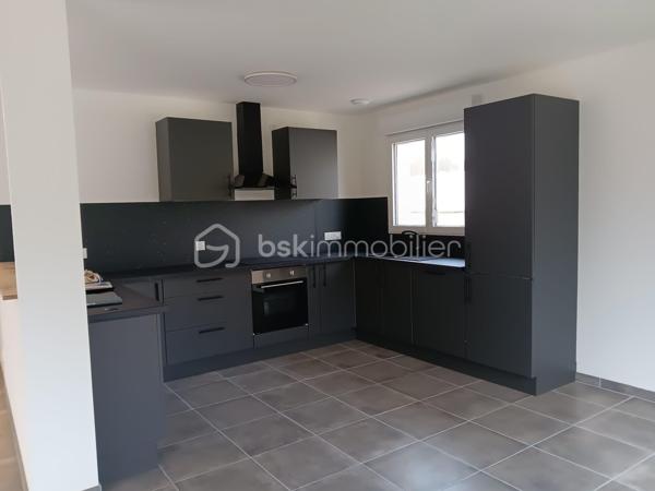 🏡 Maison neuve 2025 – 101 m²
Hameau calme – À 5 min de Civray et Savigné
Dans un environnement paisible, cette maison neuve de 2025, encore jamais habitée, offre un cadre de vie moderne, lumineux et très confortable.
Édifiée sur une parcelle de 675 m², elle bénéficie d’un agencement optimisé et de prestations récentes.

➡️ Intérieur
• Séjour / cuisine ouverte aménagée et équipée neuve  : 41,50 m²  
• Cellier / buanderie : 7,20 m²  
• 3 chambres : 9,60 m² – 10,60 m² – 9,70 m²
• Salle de bain : 7,85 m²  → Double vasque + douche à l’italienne
• WC séparé

➡️ Prestations
• Volets roulants électriques  
• Huisseries double vitrage neuves
• Conduit existant pour poêle à granulés

➡️ Extérieur
• Terrasse et jardin exposés plein sud  
• Stationnement sur la parcelle (plusieurs véhicules)
• Possibilité d’installer un carport