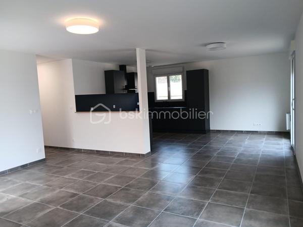 🏡 Maison neuve 2025 – 101 m²
Hameau calme – À 5 min de Civray et Savigné
Dans un environnement paisible, cette maison neuve de 2025, encore jamais habitée, offre un cadre de vie moderne, lumineux et très confortable.
Édifiée sur une parcelle de 675 m², elle bénéficie d’un agencement optimisé et de prestations récentes.

➡️ Intérieur
• Séjour / cuisine ouverte aménagée et équipée neuve  : 41,50 m²  
• Cellier / buanderie : 7,20 m²  
• 3 chambres : 9,60 m² – 10,60 m² – 9,70 m²
• Salle de bain : 7,85 m²  → Double vasque + douche à l’italienne
• WC séparé

➡️ Prestations
• Volets roulants électriques  
• Huisseries double vitrage neuves
• Conduit existant pour poêle à granulés

➡️ Extérieur
• Terrasse et jardin exposés plein sud  
• Stationnement sur la parcelle (plusieurs véhicules)
• Possibilité d’installer un carport
