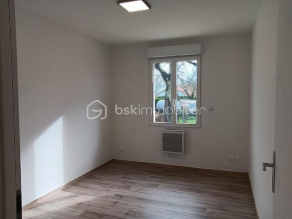 🏡 Maison neuve 2025 – 101 m²
Hameau calme – À 5 min de Civray et Savigné
Dans un environnement paisible, cette maison neuve de 2025, encore jamais habitée, offre un cadre de vie moderne, lumineux et très confortable.
Édifiée sur une parcelle de 675 m², elle bénéficie d’un agencement optimisé et de prestations récentes.

➡️ Intérieur
• Séjour / cuisine ouverte aménagée et équipée neuve  : 41,50 m²  
• Cellier / buanderie : 7,20 m²  
• 3 chambres : 9,60 m² – 10,60 m² – 9,70 m²
• Salle de bain : 7,85 m²  → Double vasque + douche à l’italienne
• WC séparé

➡️ Prestations
• Volets roulants électriques  
• Huisseries double vitrage neuves
• Conduit existant pour poêle à granulés

➡️ Extérieur
• Terrasse et jardin exposés plein sud  
• Stationnement sur la parcelle (plusieurs véhicules)
• Possibilité d’installer un carport