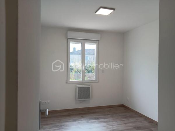 🏡 Maison neuve 2025 – 101 m²
Hameau calme – À 5 min de Civray et Savigné
Dans un environnement paisible, cette maison neuve de 2025, encore jamais habitée, offre un cadre de vie moderne, lumineux et très confortable.
Édifiée sur une parcelle de 675 m², elle bénéficie d’un agencement optimisé et de prestations récentes.

➡️ Intérieur
• Séjour / cuisine ouverte aménagée et équipée neuve  : 41,50 m²  
• Cellier / buanderie : 7,20 m²  
• 3 chambres : 9,60 m² – 10,60 m² – 9,70 m²
• Salle de bain : 7,85 m²  → Double vasque + douche à l’italienne
• WC séparé

➡️ Prestations
• Volets roulants électriques  
• Huisseries double vitrage neuves
• Conduit existant pour poêle à granulés

➡️ Extérieur
• Terrasse et jardin exposés plein sud  
• Stationnement sur la parcelle (plusieurs véhicules)
• Possibilité d’installer un carport