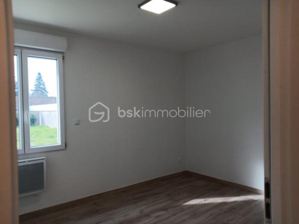 🏡 Maison neuve 2025 – 101 m²
Hameau calme – À 5 min de Civray et Savigné
Dans un environnement paisible, cette maison neuve de 2025, encore jamais habitée, offre un cadre de vie moderne, lumineux et très confortable.
Édifiée sur une parcelle de 675 m², elle bénéficie d’un agencement optimisé et de prestations récentes.

➡️ Intérieur
• Séjour / cuisine ouverte aménagée et équipée neuve  : 41,50 m²  
• Cellier / buanderie : 7,20 m²  
• 3 chambres : 9,60 m² – 10,60 m² – 9,70 m²
• Salle de bain : 7,85 m²  → Double vasque + douche à l’italienne
• WC séparé

➡️ Prestations
• Volets roulants électriques  
• Huisseries double vitrage neuves
• Conduit existant pour poêle à granulés

➡️ Extérieur
• Terrasse et jardin exposés plein sud  
• Stationnement sur la parcelle (plusieurs véhicules)
• Possibilité d’installer un carport