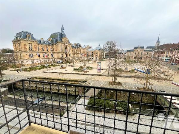 Superbe localisation pour cet appartement situé sur le parvis de la mairie !
balcon, 2 chambres !