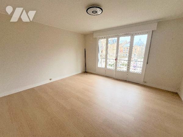 Superbe localisation pour cet appartement situé sur le parvis de la mairie !
balcon, 2 chambres !