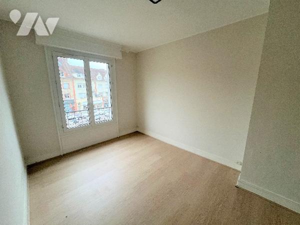 Superbe localisation pour cet appartement situé sur le parvis de la mairie !
balcon, 2 chambres !