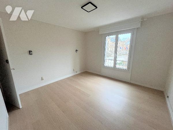 Superbe localisation pour cet appartement situé sur le parvis de la mairie !
balcon, 2 chambres !