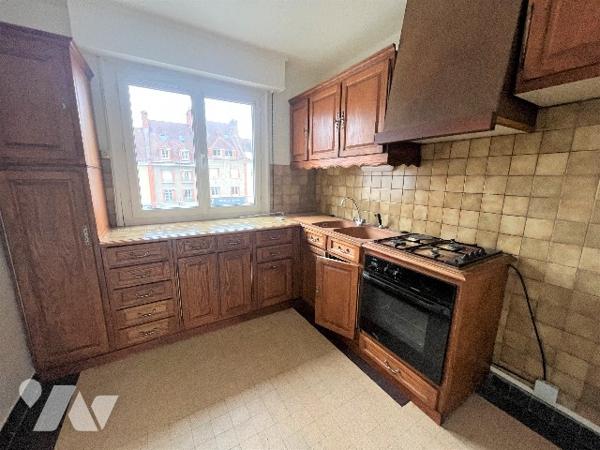 Superbe localisation pour cet appartement situé sur le parvis de la mairie !
balcon, 2 chambres !