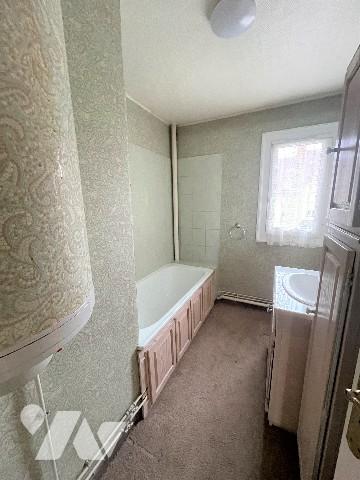 Superbe localisation pour cet appartement situé sur le parvis de la mairie !
balcon, 2 chambres !