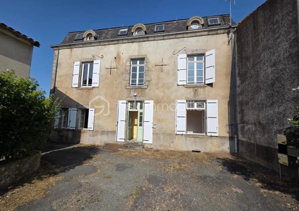 Venez découvrir cette maison de bourg, disposant de 3 logements individuelles.
En rez-de-chaussée, le premier logement se compose d'un hall d'entrée, un séjour avec cuisine, 2 chambres, un espace rangement, un toilette séparé et une salle de bains.
Le second se situe à l'étage, il se compose d'un séjour avec cuisine, 2 chambres, un toilette séparé et une salle de bains.
Le troisième également situé à l'étage, se compose d'un salon-séjour, une cuisine séparé, 3 chambres, un toilette séparé et une salle de bains.
A l'extérieur, un cour à l'arrière avec préau, pouvant faire office de box ou garage voiture.
Une belle opportunité pour un investissement locatif!
Des travaux de rafraîchissement sont à prévoir et également un contrôle de couverture par un professionnel est conseillé.
Les logement sont raccordés à l'assainissement collectif.
A visiter sans tarder!