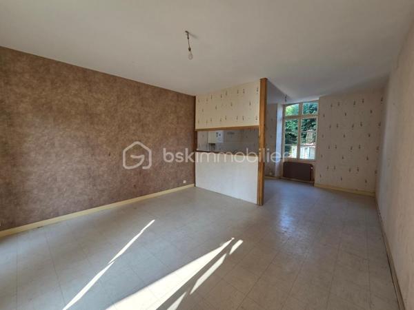 Venez découvrir cette maison de bourg, disposant de 3 logements individuelles.
En rez-de-chaussée, le premier logement se compose d'un hall d'entrée, un séjour avec cuisine, 2 chambres, un espace rangement, un toilette séparé et une salle de bains.
Le second se situe à l'étage, il se compose d'un séjour avec cuisine, 2 chambres, un toilette séparé et une salle de bains.
Le troisième également situé à l'étage, se compose d'un salon-séjour, une cuisine séparé, 3 chambres, un toilette séparé et une salle de bains.
A l'extérieur, un cour à l'arrière avec préau, pouvant faire office de box ou garage voiture.
Une belle opportunité pour un investissement locatif!
Des travaux de rafraîchissement sont à prévoir et également un contrôle de couverture par un professionnel est conseillé.
Les logement sont raccordés à l'assainissement collectif.
A visiter sans tarder!