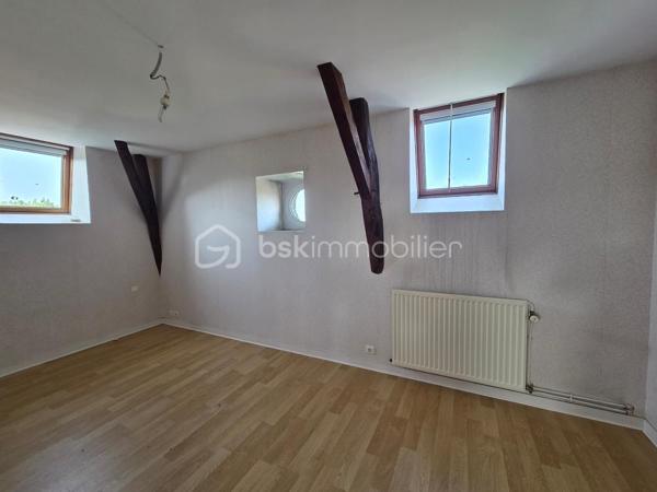 Venez découvrir cette maison de bourg, disposant de 3 logements individuelles.
En rez-de-chaussée, le premier logement se compose d'un hall d'entrée, un séjour avec cuisine, 2 chambres, un espace rangement, un toilette séparé et une salle de bains.
Le second se situe à l'étage, il se compose d'un séjour avec cuisine, 2 chambres, un toilette séparé et une salle de bains.
Le troisième également situé à l'étage, se compose d'un salon-séjour, une cuisine séparé, 3 chambres, un toilette séparé et une salle de bains.
A l'extérieur, un cour à l'arrière avec préau, pouvant faire office de box ou garage voiture.
Une belle opportunité pour un investissement locatif!
Des travaux de rafraîchissement sont à prévoir et également un contrôle de couverture par un professionnel est conseillé.
Les logement sont raccordés à l'assainissement collectif.
A visiter sans tarder!