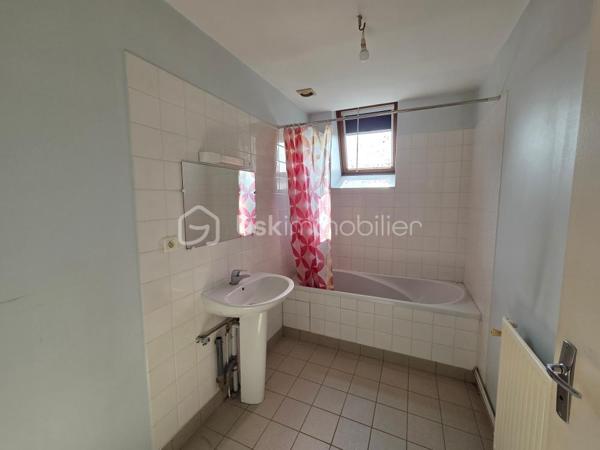Venez découvrir cette maison de bourg, disposant de 3 logements individuelles.
En rez-de-chaussée, le premier logement se compose d'un hall d'entrée, un séjour avec cuisine, 2 chambres, un espace rangement, un toilette séparé et une salle de bains.
Le second se situe à l'étage, il se compose d'un séjour avec cuisine, 2 chambres, un toilette séparé et une salle de bains.
Le troisième également situé à l'étage, se compose d'un salon-séjour, une cuisine séparé, 3 chambres, un toilette séparé et une salle de bains.
A l'extérieur, un cour à l'arrière avec préau, pouvant faire office de box ou garage voiture.
Une belle opportunité pour un investissement locatif!
Des travaux de rafraîchissement sont à prévoir et également un contrôle de couverture par un professionnel est conseillé.
Les logement sont raccordés à l'assainissement collectif.
A visiter sans tarder!