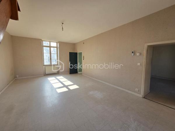 Venez découvrir cette maison de bourg, disposant de 3 logements individuelles.
En rez-de-chaussée, le premier logement se compose d'un hall d'entrée, un séjour avec cuisine, 2 chambres, un espace rangement, un toilette séparé et une salle de bains.
Le second se situe à l'étage, il se compose d'un séjour avec cuisine, 2 chambres, un toilette séparé et une salle de bains.
Le troisième également situé à l'étage, se compose d'un salon-séjour, une cuisine séparé, 3 chambres, un toilette séparé et une salle de bains.
A l'extérieur, un cour à l'arrière avec préau, pouvant faire office de box ou garage voiture.
Une belle opportunité pour un investissement locatif!
Des travaux de rafraîchissement sont à prévoir et également un contrôle de couverture par un professionnel est conseillé.
Les logement sont raccordés à l'assainissement collectif.
A visiter sans tarder!