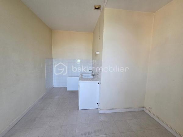 Venez découvrir cette maison de bourg, disposant de 3 logements individuelles.
En rez-de-chaussée, le premier logement se compose d'un hall d'entrée, un séjour avec cuisine, 2 chambres, un espace rangement, un toilette séparé et une salle de bains.
Le second se situe à l'étage, il se compose d'un séjour avec cuisine, 2 chambres, un toilette séparé et une salle de bains.
Le troisième également situé à l'étage, se compose d'un salon-séjour, une cuisine séparé, 3 chambres, un toilette séparé et une salle de bains.
A l'extérieur, un cour à l'arrière avec préau, pouvant faire office de box ou garage voiture.
Une belle opportunité pour un investissement locatif!
Des travaux de rafraîchissement sont à prévoir et également un contrôle de couverture par un professionnel est conseillé.
Les logement sont raccordés à l'assainissement collectif.
A visiter sans tarder!