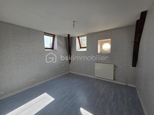 Venez découvrir cette maison de bourg, disposant de 3 logements individuelles.
En rez-de-chaussée, le premier logement se compose d'un hall d'entrée, un séjour avec cuisine, 2 chambres, un espace rangement, un toilette séparé et une salle de bains.
Le second se situe à l'étage, il se compose d'un séjour avec cuisine, 2 chambres, un toilette séparé et une salle de bains.
Le troisième également situé à l'étage, se compose d'un salon-séjour, une cuisine séparé, 3 chambres, un toilette séparé et une salle de bains.
A l'extérieur, un cour à l'arrière avec préau, pouvant faire office de box ou garage voiture.
Une belle opportunité pour un investissement locatif!
Des travaux de rafraîchissement sont à prévoir et également un contrôle de couverture par un professionnel est conseillé.
Les logement sont raccordés à l'assainissement collectif.
A visiter sans tarder!