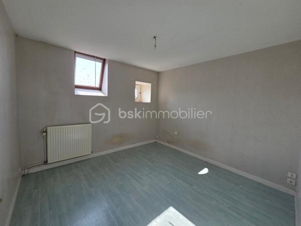 Venez découvrir cette maison de bourg, disposant de 3 logements individuelles.
En rez-de-chaussée, le premier logement se compose d'un hall d'entrée, un séjour avec cuisine, 2 chambres, un espace rangement, un toilette séparé et une salle de bains.
Le second se situe à l'étage, il se compose d'un séjour avec cuisine, 2 chambres, un toilette séparé et une salle de bains.
Le troisième également situé à l'étage, se compose d'un salon-séjour, une cuisine séparé, 3 chambres, un toilette séparé et une salle de bains.
A l'extérieur, un cour à l'arrière avec préau, pouvant faire office de box ou garage voiture.
Une belle opportunité pour un investissement locatif!
Des travaux de rafraîchissement sont à prévoir et également un contrôle de couverture par un professionnel est conseillé.
Les logement sont raccordés à l'assainissement collectif.
A visiter sans tarder!