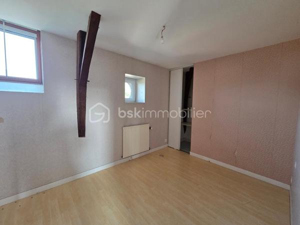 Venez découvrir cette maison de bourg, disposant de 3 logements individuelles.
En rez-de-chaussée, le premier logement se compose d'un hall d'entrée, un séjour avec cuisine, 2 chambres, un espace rangement, un toilette séparé et une salle de bains.
Le second se situe à l'étage, il se compose d'un séjour avec cuisine, 2 chambres, un toilette séparé et une salle de bains.
Le troisième également situé à l'étage, se compose d'un salon-séjour, une cuisine séparé, 3 chambres, un toilette séparé et une salle de bains.
A l'extérieur, un cour à l'arrière avec préau, pouvant faire office de box ou garage voiture.
Une belle opportunité pour un investissement locatif!
Des travaux de rafraîchissement sont à prévoir et également un contrôle de couverture par un professionnel est conseillé.
Les logement sont raccordés à l'assainissement collectif.
A visiter sans tarder!