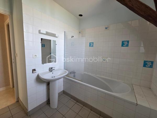 Venez découvrir cette maison de bourg, disposant de 3 logements individuelles.
En rez-de-chaussée, le premier logement se compose d'un hall d'entrée, un séjour avec cuisine, 2 chambres, un espace rangement, un toilette séparé et une salle de bains.
Le second se situe à l'étage, il se compose d'un séjour avec cuisine, 2 chambres, un toilette séparé et une salle de bains.
Le troisième également situé à l'étage, se compose d'un salon-séjour, une cuisine séparé, 3 chambres, un toilette séparé et une salle de bains.
A l'extérieur, un cour à l'arrière avec préau, pouvant faire office de box ou garage voiture.
Une belle opportunité pour un investissement locatif!
Des travaux de rafraîchissement sont à prévoir et également un contrôle de couverture par un professionnel est conseillé.
Les logement sont raccordés à l'assainissement collectif.
A visiter sans tarder!