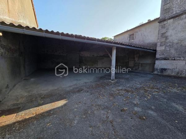 Venez découvrir cette maison de bourg, disposant de 3 logements individuelles.
En rez-de-chaussée, le premier logement se compose d'un hall d'entrée, un séjour avec cuisine, 2 chambres, un espace rangement, un toilette séparé et une salle de bains.
Le second se situe à l'étage, il se compose d'un séjour avec cuisine, 2 chambres, un toilette séparé et une salle de bains.
Le troisième également situé à l'étage, se compose d'un salon-séjour, une cuisine séparé, 3 chambres, un toilette séparé et une salle de bains.
A l'extérieur, un cour à l'arrière avec préau, pouvant faire office de box ou garage voiture.
Une belle opportunité pour un investissement locatif!
Des travaux de rafraîchissement sont à prévoir et également un contrôle de couverture par un professionnel est conseillé.
Les logement sont raccordés à l'assainissement collectif.
A visiter sans tarder!