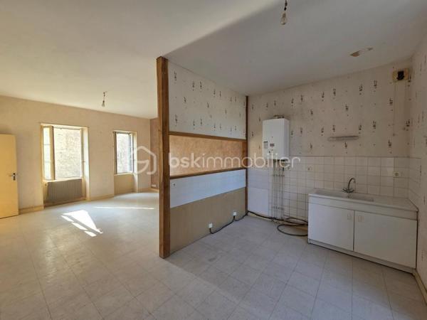Venez découvrir cette maison de bourg, disposant de 3 logements individuelles.
En rez-de-chaussée, le premier logement se compose d'un hall d'entrée, un séjour avec cuisine, 2 chambres, un espace rangement, un toilette séparé et une salle de bains.
Le second se situe à l'étage, il se compose d'un séjour avec cuisine, 2 chambres, un toilette séparé et une salle de bains.
Le troisième également situé à l'étage, se compose d'un salon-séjour, une cuisine séparé, 3 chambres, un toilette séparé et une salle de bains.
A l'extérieur, un cour à l'arrière avec préau, pouvant faire office de box ou garage voiture.
Une belle opportunité pour un investissement locatif!
Des travaux de rafraîchissement sont à prévoir et également un contrôle de couverture par un professionnel est conseillé.
Les logement sont raccordés à l'assainissement collectif.
A visiter sans tarder!