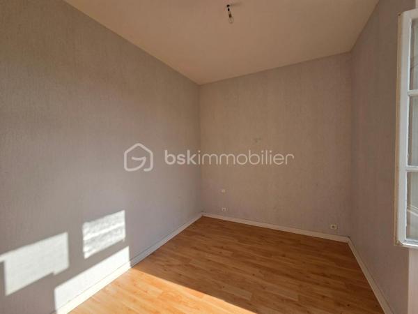 Venez découvrir cette maison de bourg, disposant de 3 logements individuelles.
En rez-de-chaussée, le premier logement se compose d'un hall d'entrée, un séjour avec cuisine, 2 chambres, un espace rangement, un toilette séparé et une salle de bains.
Le second se situe à l'étage, il se compose d'un séjour avec cuisine, 2 chambres, un toilette séparé et une salle de bains.
Le troisième également situé à l'étage, se compose d'un salon-séjour, une cuisine séparé, 3 chambres, un toilette séparé et une salle de bains.
A l'extérieur, un cour à l'arrière avec préau, pouvant faire office de box ou garage voiture.
Une belle opportunité pour un investissement locatif!
Des travaux de rafraîchissement sont à prévoir et également un contrôle de couverture par un professionnel est conseillé.
Les logement sont raccordés à l'assainissement collectif.
A visiter sans tarder!