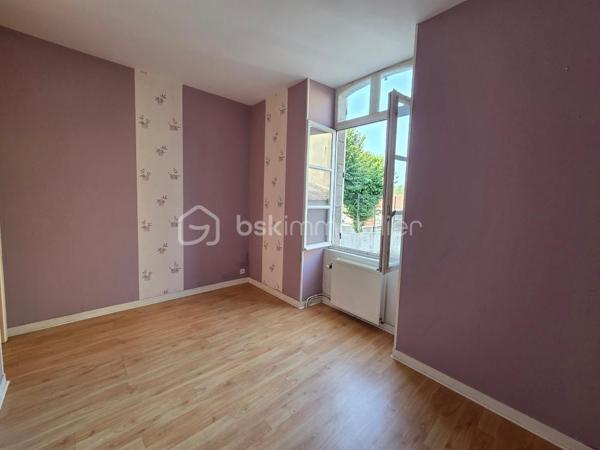 Venez découvrir cette maison de bourg, disposant de 3 logements individuelles.
En rez-de-chaussée, le premier logement se compose d'un hall d'entrée, un séjour avec cuisine, 2 chambres, un espace rangement, un toilette séparé et une salle de bains.
Le second se situe à l'étage, il se compose d'un séjour avec cuisine, 2 chambres, un toilette séparé et une salle de bains.
Le troisième également situé à l'étage, se compose d'un salon-séjour, une cuisine séparé, 3 chambres, un toilette séparé et une salle de bains.
A l'extérieur, un cour à l'arrière avec préau, pouvant faire office de box ou garage voiture.
Une belle opportunité pour un investissement locatif!
Des travaux de rafraîchissement sont à prévoir et également un contrôle de couverture par un professionnel est conseillé.
Les logement sont raccordés à l'assainissement collectif.
A visiter sans tarder!