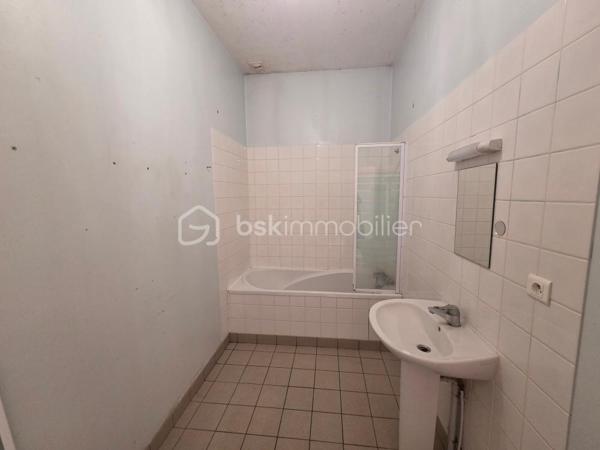 Venez découvrir cette maison de bourg, disposant de 3 logements individuelles.
En rez-de-chaussée, le premier logement se compose d'un hall d'entrée, un séjour avec cuisine, 2 chambres, un espace rangement, un toilette séparé et une salle de bains.
Le second se situe à l'étage, il se compose d'un séjour avec cuisine, 2 chambres, un toilette séparé et une salle de bains.
Le troisième également situé à l'étage, se compose d'un salon-séjour, une cuisine séparé, 3 chambres, un toilette séparé et une salle de bains.
A l'extérieur, un cour à l'arrière avec préau, pouvant faire office de box ou garage voiture.
Une belle opportunité pour un investissement locatif!
Des travaux de rafraîchissement sont à prévoir et également un contrôle de couverture par un professionnel est conseillé.
Les logement sont raccordés à l'assainissement collectif.
A visiter sans tarder!