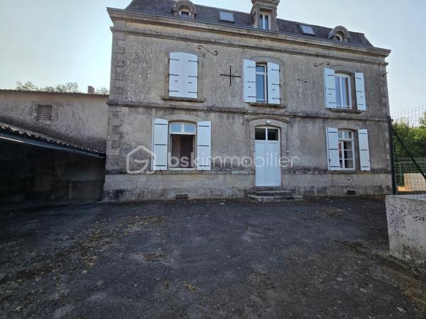 Venez découvrir cette maison de bourg, disposant de 3 logements individuelles.
En rez-de-chaussée, le premier logement se compose d'un hall d'entrée, un séjour avec cuisine, 2 chambres, un espace rangement, un toilette séparé et une salle de bains.
Le second se situe à l'étage, il se compose d'un séjour avec cuisine, 2 chambres, un toilette séparé et une salle de bains.
Le troisième également situé à l'étage, se compose d'un salon-séjour, une cuisine séparé, 3 chambres, un toilette séparé et une salle de bains.
A l'extérieur, un cour à l'arrière avec préau, pouvant faire office de box ou garage voiture.
Une belle opportunité pour un investissement locatif!
Des travaux de rafraîchissement sont à prévoir et également un contrôle de couverture par un professionnel est conseillé.
Les logement sont raccordés à l'assainissement collectif.
A visiter sans tarder!