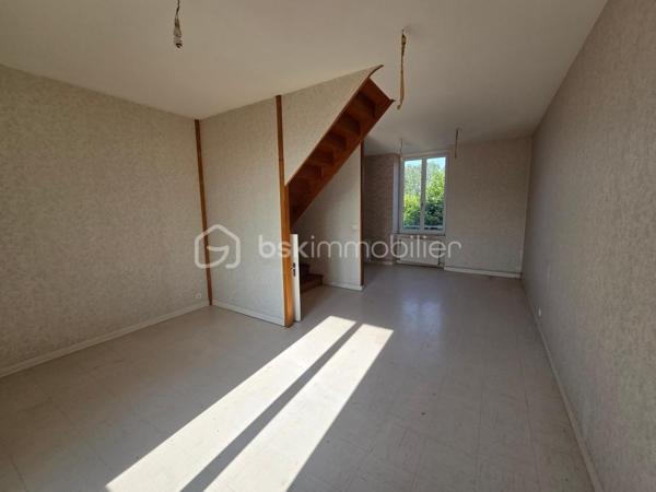 Venez découvrir cette maison de bourg, disposant de 3 logements individuelles.
En rez-de-chaussée, le premier logement se compose d'un hall d'entrée, un séjour avec cuisine, 2 chambres, un espace rangement, un toilette séparé et une salle de bains.
Le second se situe à l'étage, il se compose d'un séjour avec cuisine, 2 chambres, un toilette séparé et une salle de bains.
Le troisième également situé à l'étage, se compose d'un salon-séjour, une cuisine séparé, 3 chambres, un toilette séparé et une salle de bains.
A l'extérieur, un cour à l'arrière avec préau, pouvant faire office de box ou garage voiture.
Une belle opportunité pour un investissement locatif!
Des travaux de rafraîchissement sont à prévoir et également un contrôle de couverture par un professionnel est conseillé.
Les logement sont raccordés à l'assainissement collectif.
A visiter sans tarder!